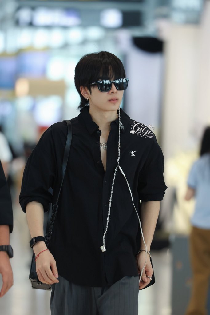 perthcanta's tweet photo. i-is that perth’s necklace??? https://t.co/xq16bSQeWH