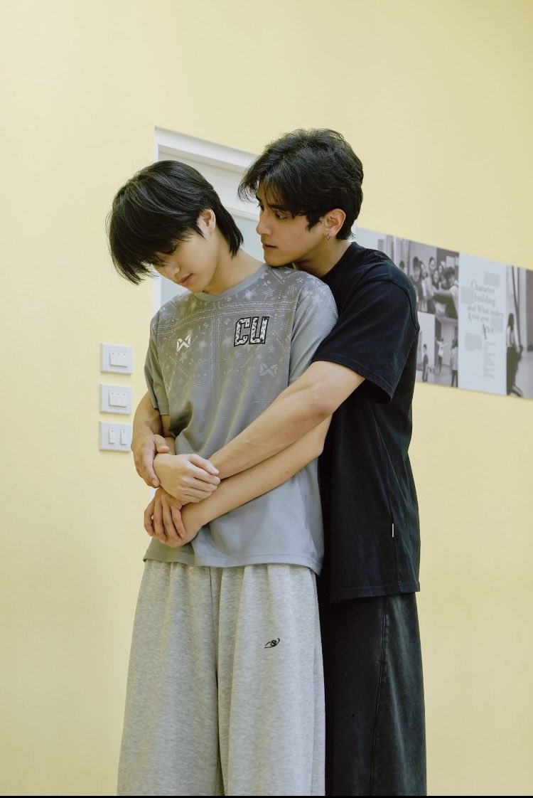 OttoBJazc's tweet photo. It’s not just a hug…
it’s a man holding his greatest wound and his greatest weakness at the same time🖤🥀
#OTTOBJ
#OTTOTKWP
#BJWNCK
#TheCrowClub
#TangmoYoyeh https://t.co/bkq84kWsJ4