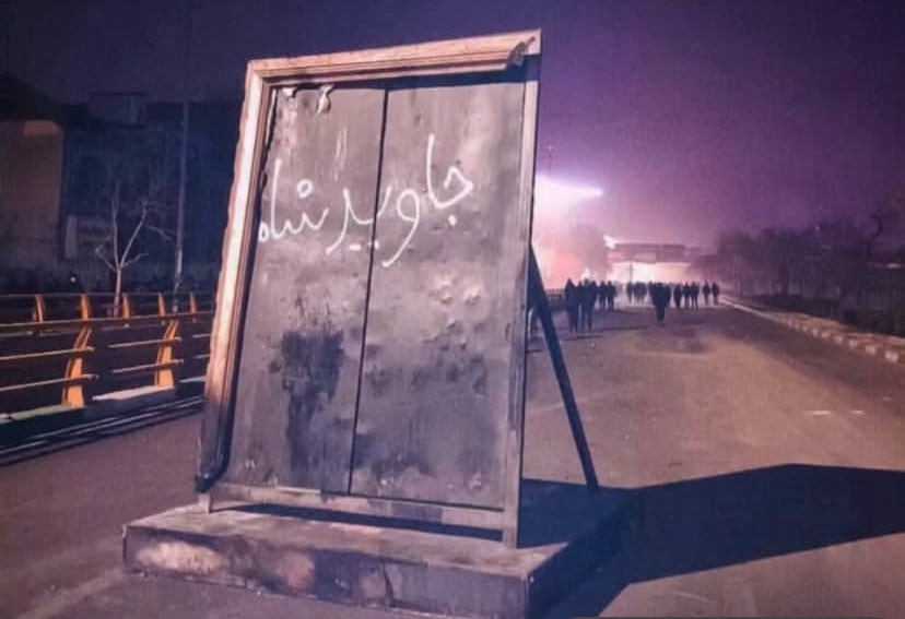 MR_mad07's tweet photo. با جاوید شاه شروع کردیم 
با جاوید شاه هم تمامش می‌کنیم . https://t.co/wcVvd3APIT