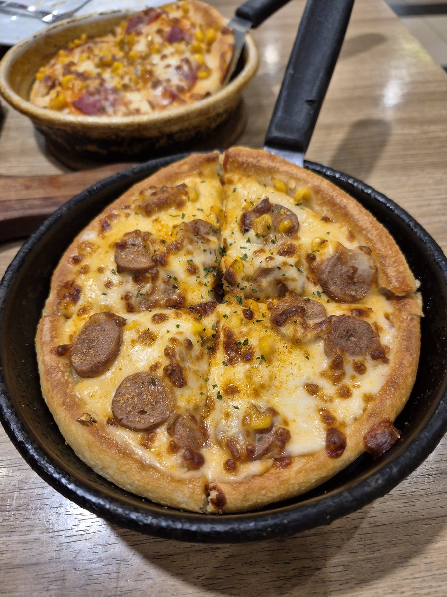 novitadind's tweet photo. Pizza hut cabang ciliwung fresh from the oven 8,5/10 https://t.co/rzAwe4kplN