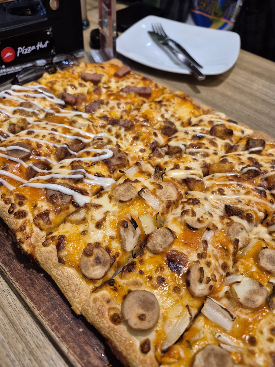 novitadind's tweet photo. Pizza hut cabang ciliwung fresh from the oven 8,5/10 https://t.co/rzAwe4kplN