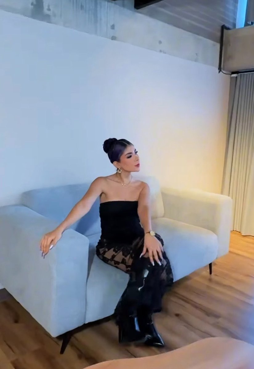 AidaMayelim's tweet photo. Mi nena @alexatorrexx  sentada esperando que el tiempo le dé la razón , pues y que creen ya se lo está dando. Cositas cositas que uno se entera !!#LaCasaDeLosFamososCol3 https://t.co/anDcLt0fbA