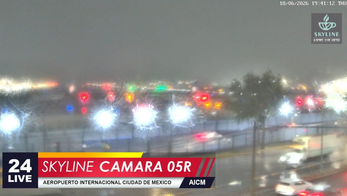 SasslaClimaMx's tweet photo. #Reportando ⛈️ | ¡𝗧𝗼𝗿𝗺𝗲𝗻𝘁𝗮𝘀 𝗮𝘃𝗮𝗻𝘇𝗮𝗻 𝘆 𝘀𝗲 𝗲𝘅𝘁𝗶𝗲𝗻𝗱𝗲𝗻 𝗲𝗻 𝗹𝗮 𝗖𝗗𝗠𝗫!
🚨☔ Celdas de tormenta se desarrollan al oriente y avanzan hacia el sur-poniente de la capital, con tendencia a generalizarse:
🌧️ ¿Dónde llueve? GAM, Azcapotzalco, Venustiano Carranza, Iztacalco, Iztapalapa, Coyoacán, Benito Juárez, Álvaro, Obregón y Milpa Alta.
⚡ Condiciones: Lluvia acompañada de actividad eléctrica y rachas de viento.
⚠️ ⚽𝗔𝗹𝘁𝗼 𝗿𝗶𝗲𝘀𝗴𝗼 𝗱𝗲 𝗹𝗹𝘂𝘃𝗶𝗮 𝗶𝗺𝗽𝗼𝗿𝘁𝗮𝗻𝘁𝗲 𝗲𝗻 𝗹𝗮𝘀 𝘇𝗼𝗻𝗮𝘀 𝗱𝗲 𝗙𝗮𝗻 𝗙𝗲𝘀𝘁. ¡𝗧𝗼𝗺𝗲𝗻 𝗽𝗿𝗲𝗰𝗮𝘂𝗰𝗶𝗼𝗻𝗲𝘀!
(Fuente: Imagen del AICM vía Skyline Coffee México).
👇 ¿Ya llueve en tu colonia? Reporta aquí con tu foto o video.