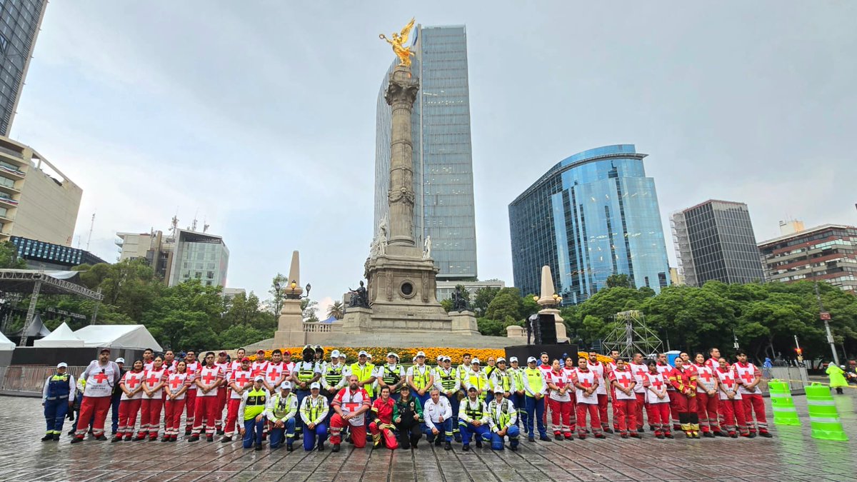CruzRoja_MX's tweet photo. Cruz Roja Mexicana, en coordinación con servicios de emergencia, permanece atenta en inmediaciones del Ángel de la Independencia.
Más de 50 paramédicos y unidades de emergencia están listos para responder ante cualquier eventualidad.
#CruzRojaMexicana #Mexico #VengaMexico https://t.co/et9SayXe2n
