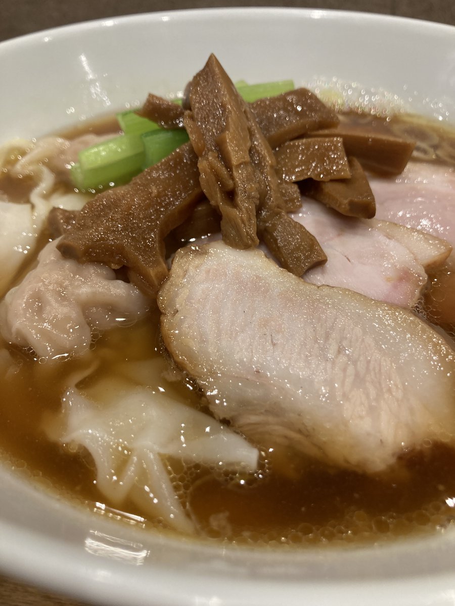 EimeiSa's tweet photo. 《#らぁめん鴇》
久しぶりの鴇へ。4人グループが並んでいたが、予約の特権ですんなり入れる。特製醤油は具沢山で、トッピングが変化（進化）している。麺は好みでとても美味しく頂けるがこちらもブラッシュアップしている印象だ。
#寒川ラーメン
#鴇
#ラーメン百名店 https://t.co/xRjANU0bIN