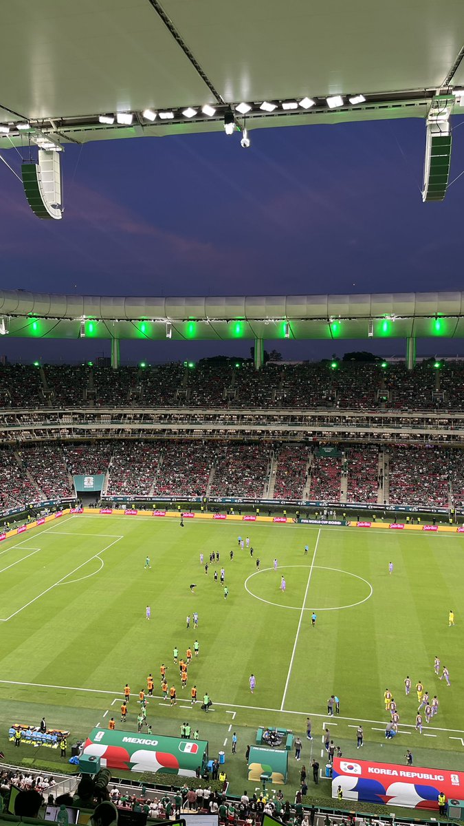 hecko90's tweet photo. The home crowd is not amused by the 0-0 scoreline at halftime. 

Korea with a long spell of possession in the last 10-15 minutes.

#MEXKOR https://t.co/G1XAw67ssu