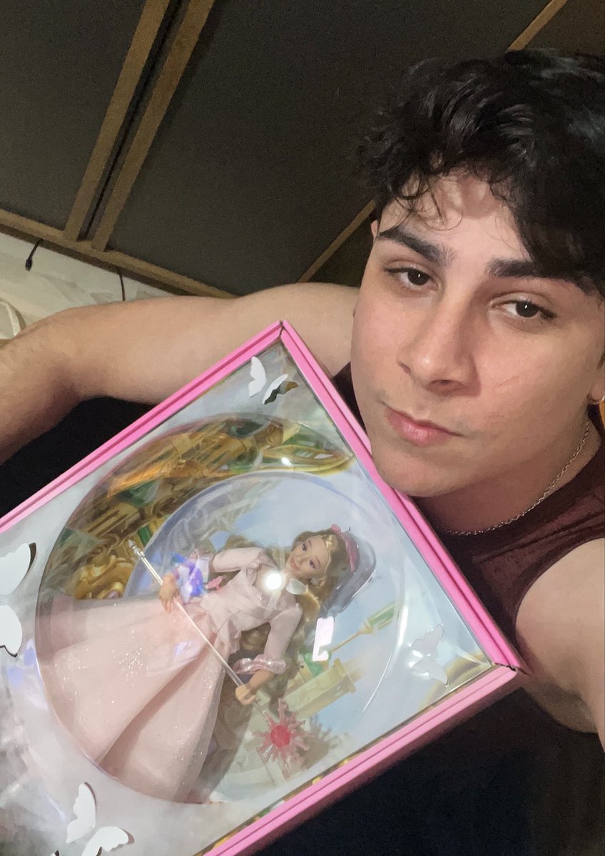 Syzothss's tweet photo. Ai gente to mt feliz, acabei de ganhar a Glinda edição de colecionador do meu namorado 💕😭🫧✨ https://t.co/0WUkdQyqb9
