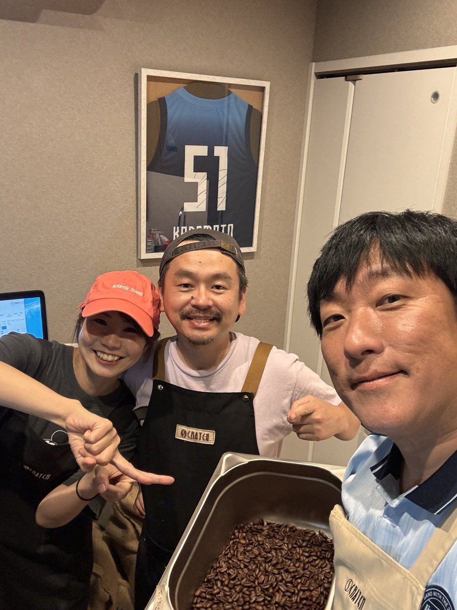 roma_sokuhou's tweet photo. @scratch_yotsugi で焙煎体験しました🆕🌟

6/21は父の日ということで、コーヒー好きの父親にぼくが焙煎した豆をプレゼントしようと思ったのです。

実に忖度を感じる(感謝！)オリジナルらぎシールが用意されていて驚きましたが、これは自分にとっても記憶に残る父の日となりそうです。

ぼくは当然のようにイタリアンロースト派なので、まずまずの深煎りで焼いてみました。
強い苦味とさざなみが引いた時に微かに感じる甘味、懐かしの昭和の喫茶店にあなたを誘います。

らぎのインドネシアマンデリンぜひどうぞの巻。完！