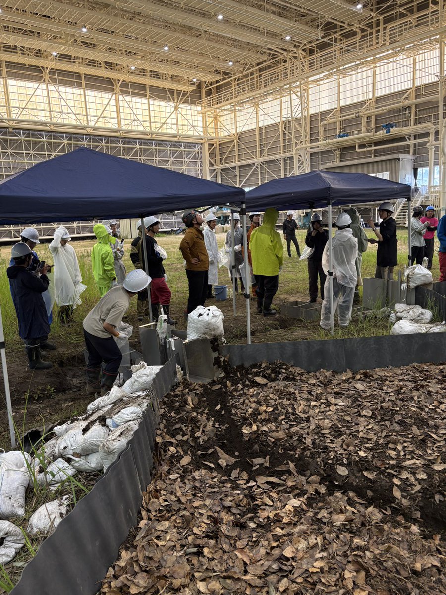 ryuiki_lab's tweet photo. 防災科学技術研究所にお邪魔し、大型降雨実験施設を利用させて頂きました。世界最大規模の人工降雨シミュレータで、バイク走行と土壌侵食の関係性を調べました。 https://t.co/m2g89KdOUR