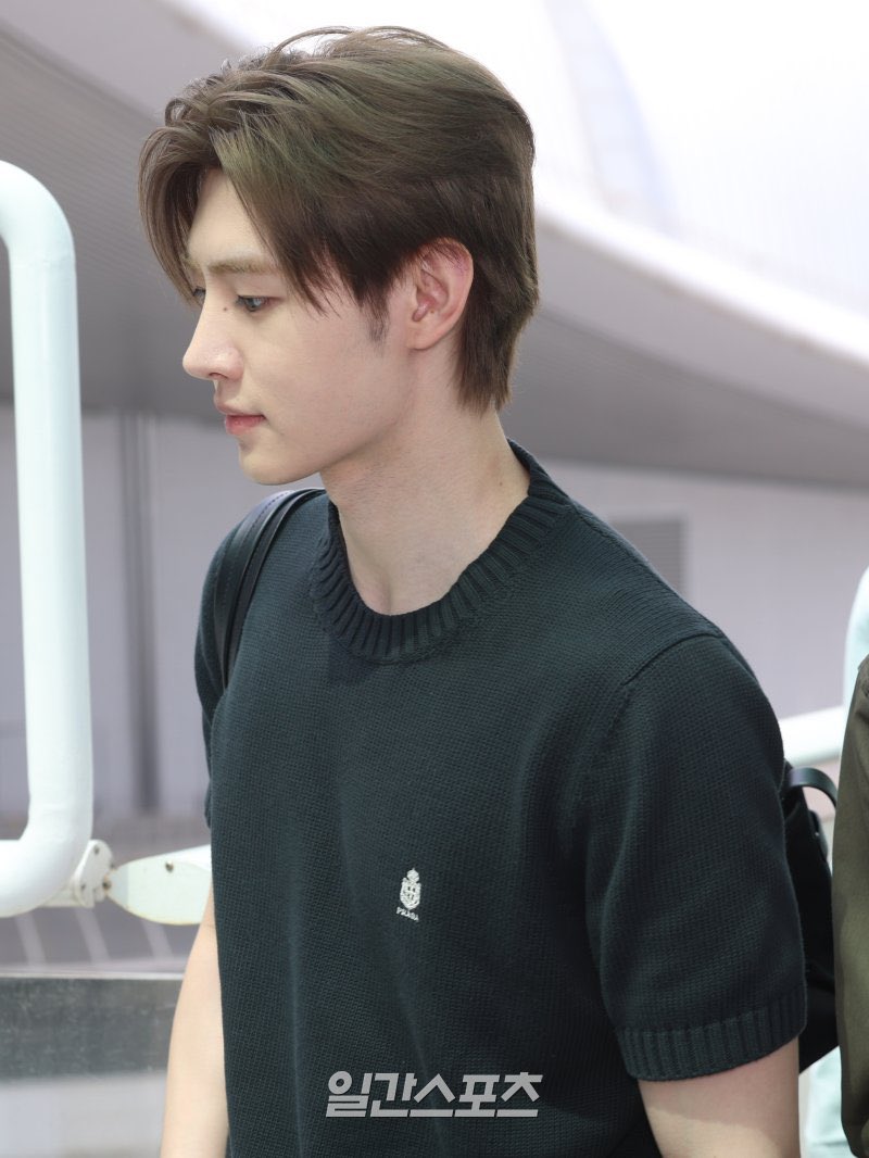 acervyheehoon's tweet photo. TO GAG QUE O SUNGHOON DEBUTOU O LOIRO ESCURO https://t.co/mEXGdhjU97