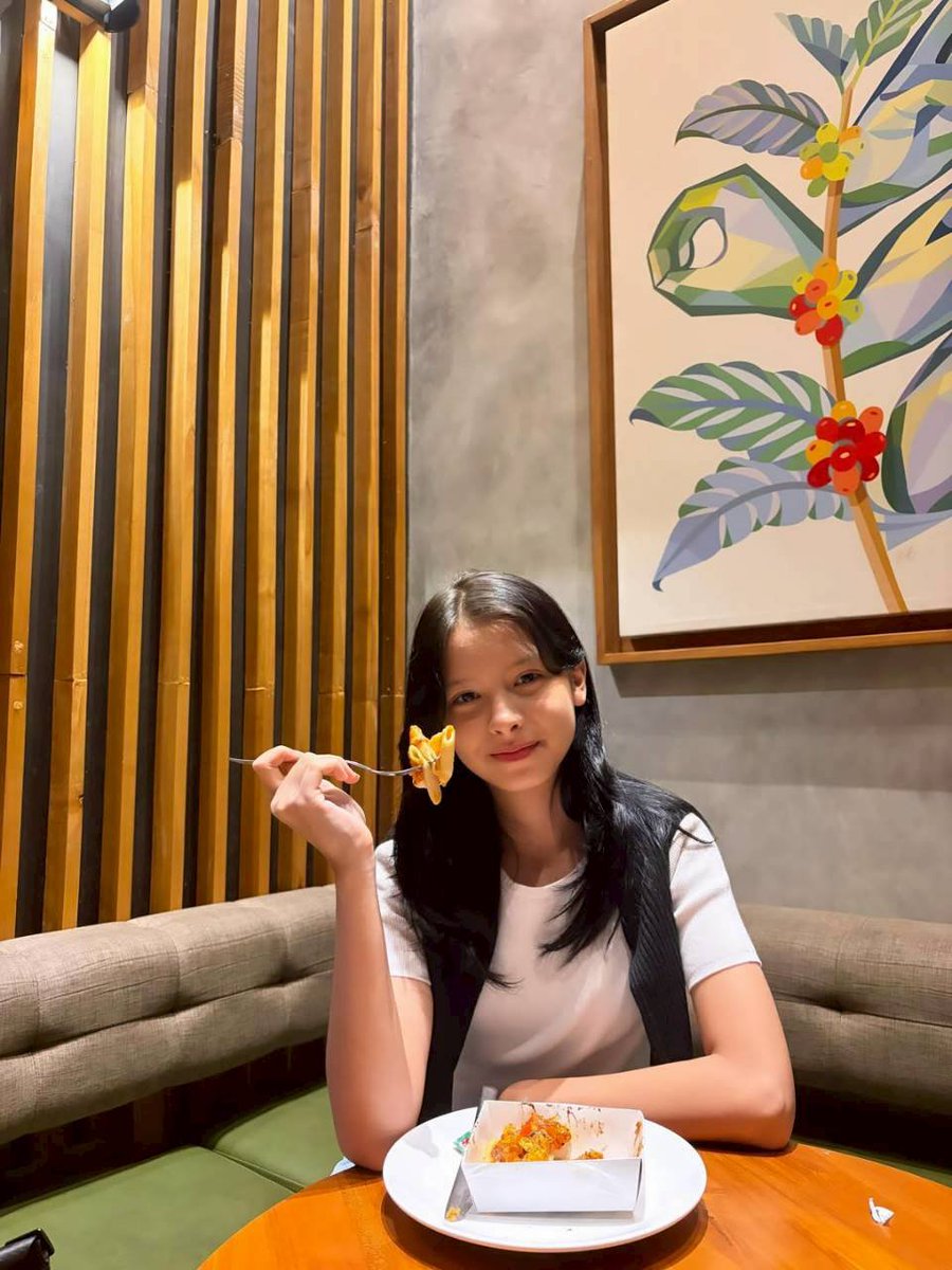 theaferiaa's tweet photo. Pagi-pagi buka jendela,
Lihat burung terbang ke sana ke mari.
Selamat pagi dedek @.ferajkt48 yang manisnya luar biasa,
Semoga hari ini senyumnya nggak berhenti berseri! 😆✨
#FerNing https://t.co/n5Fycd3vWV