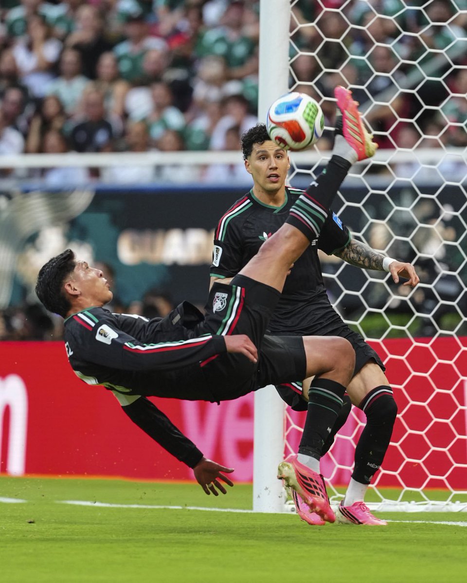WorldCupMedia_'s tweet photo. 📸 The incredible goal-line clearance by Edson Álvarez that kept Mexico level against South Korea. 🇲🇽🔥 https://t.co/yHjZUCcUj5