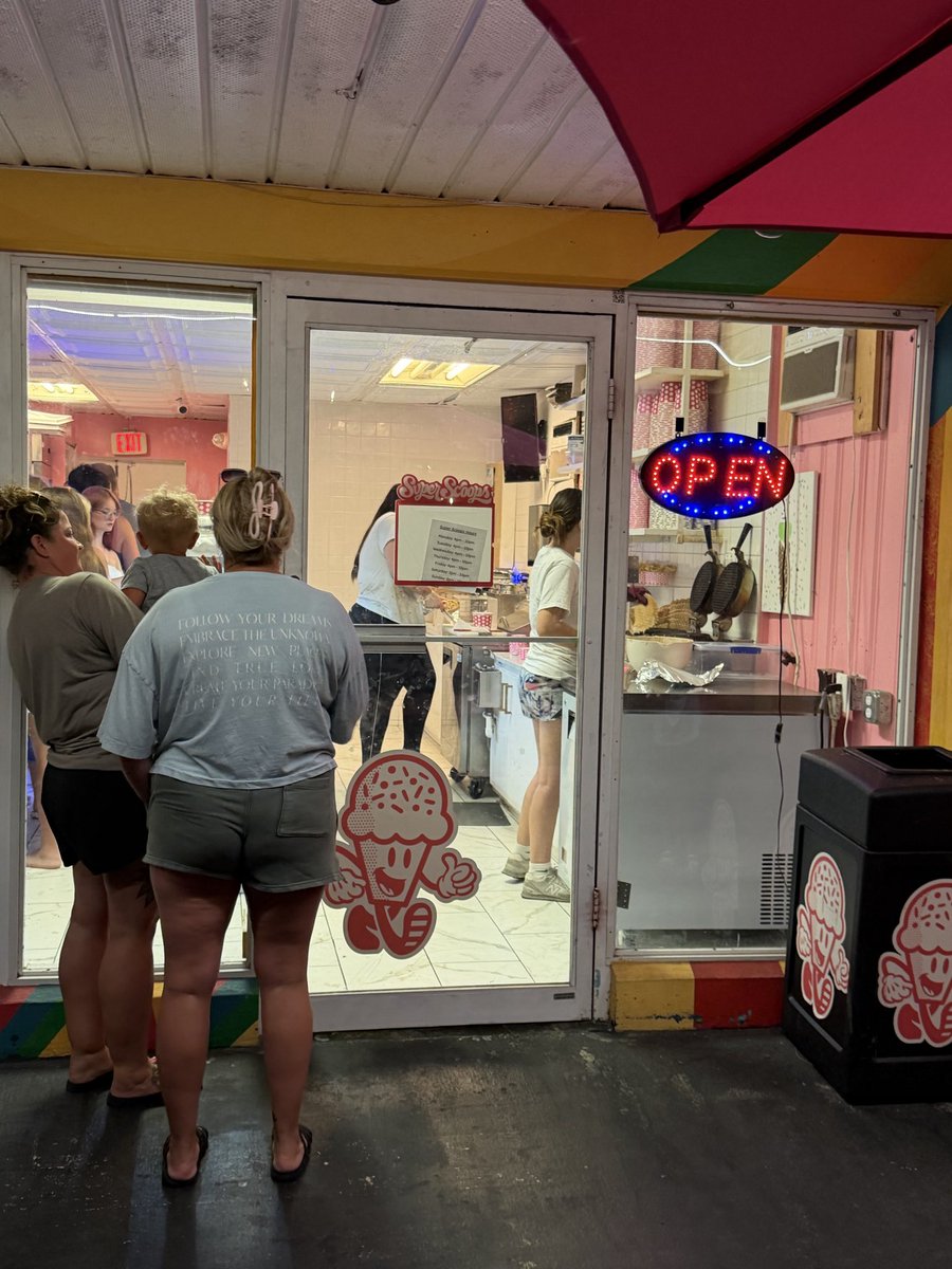 voltrixclark's tweet photo. @TresIslandFL the girls at Suoer Scoop are killing it tonight and the line was 20 deep outside at 930 pm https://t.co/XUCvvDjC8D