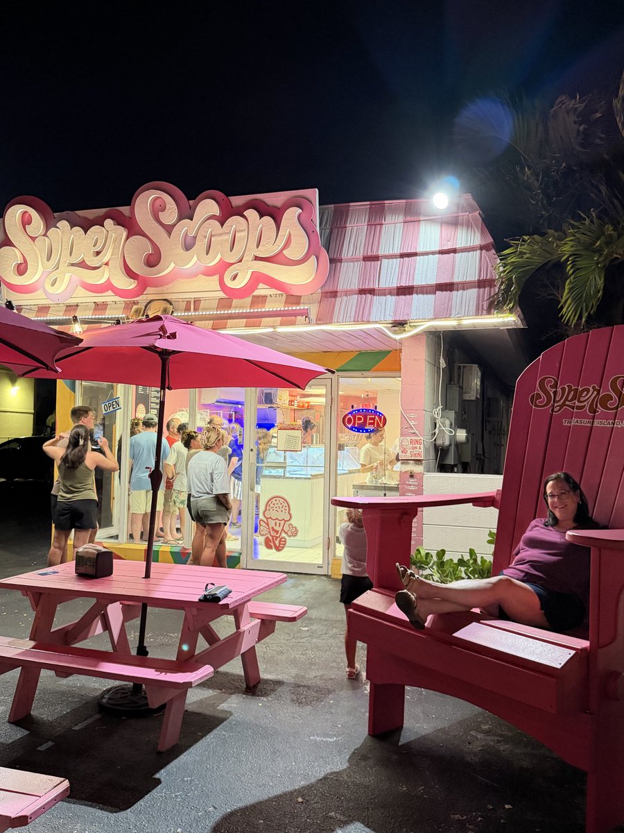 voltrixclark's tweet photo. @TresIslandFL the girls at Suoer Scoop are killing it tonight and the line was 20 deep outside at 930 pm https://t.co/XUCvvDjC8D