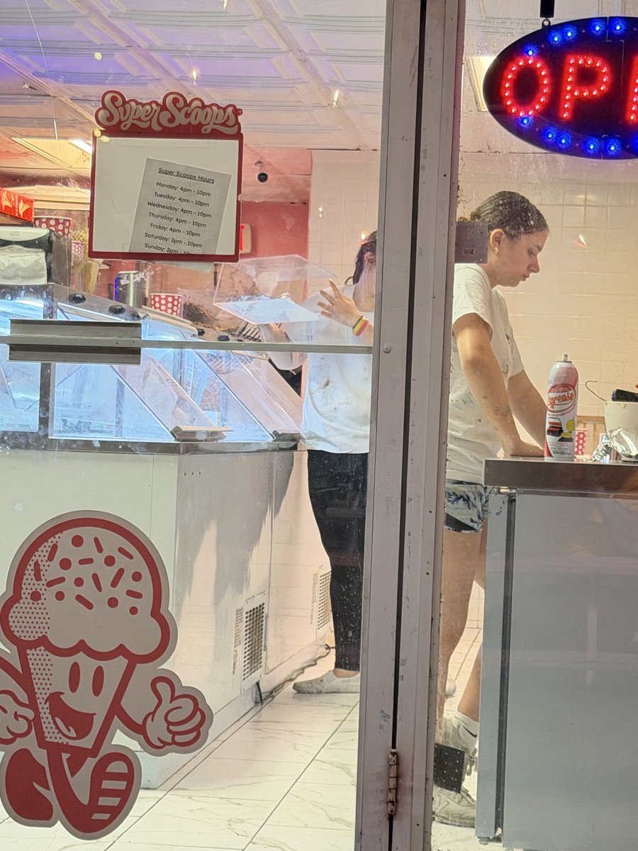 voltrixclark's tweet photo. @TresIslandFL the girls at Suoer Scoop are killing it tonight and the line was 20 deep outside at 930 pm https://t.co/XUCvvDjC8D