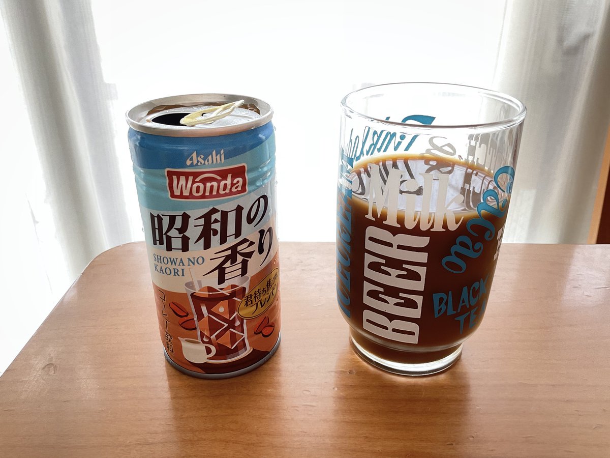 zakkaokusama's tweet photo. 昨日、説明も無く載せてしまった自販機の写真ですが、飲料には『自販機限定』商品って結構あるんだなぁと知ったお話でした。
今日も病院の帰りに出会った自販機には『ワンダ　昭和の香り』という100円の缶コーヒーが入っていて、即買い！
そうそう！この甘さと色合い、懐かしいです😋
＃昭和レトロ https://t.co/dAzkfgwweX