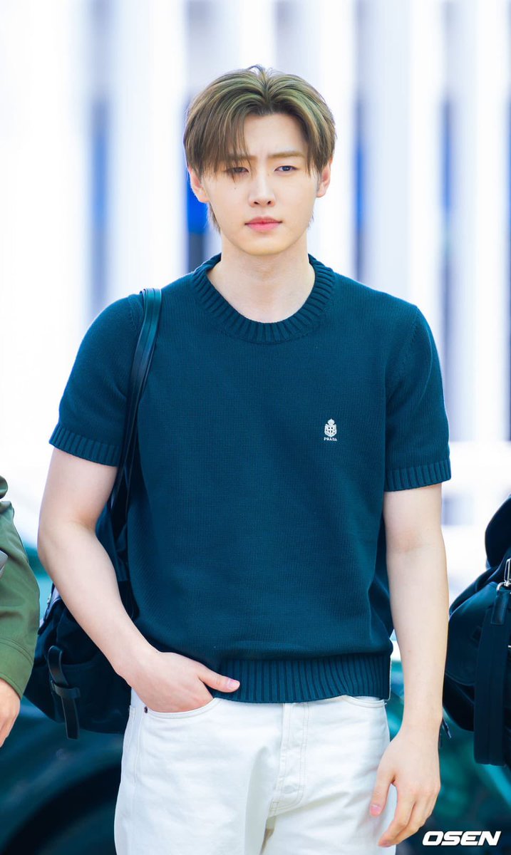wampirais's tweet photo. Além de pintar o cabelo ele TINGIU a sobrancelha, NINGUÉM entende o marco que isso é, TIPO, SUNGHOON PINTOU O CABELO, largou O PRETO ETERNO AKSHSGSBSHZGSGGS https://t.co/UyQquR8mro