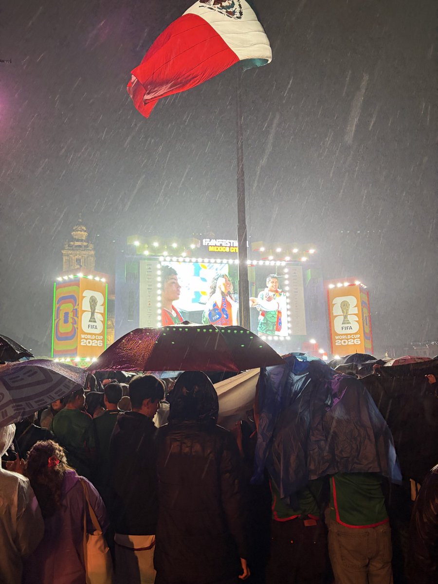 astridargh's tweet photo. En el Zócalo: Ya no sé si son mis lágrimas o la lluvia. https://t.co/R39iCMDFKQ