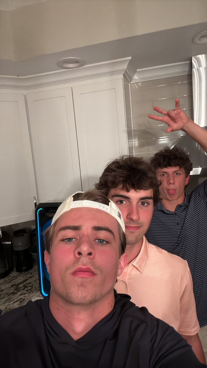 Calabmaida's tweet photo. At Cams for the pregame #somuchfun https://t.co/fHi7aXUj1L