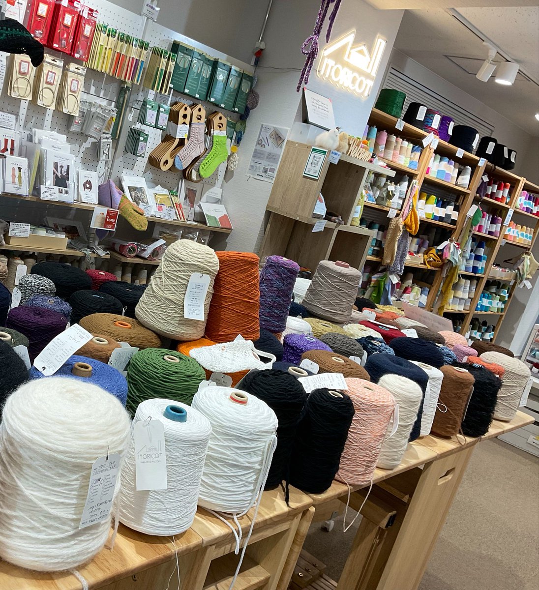 itoricot_knit's tweet photo. 【6/19（金）】
11:00-19:00の営業です☀️

June Big Sale開催中🌟
みんな大好き「ファクトリーヤーン」が月末まで
4本¥2000、お買い得です✌️
Tam Tam × FLUORITE MIXもお得価格🎉
中玉・大玉セールも継続中💞
LINEお友達の皆様へはMIXED YARN小巻1個プレゼント中です🎁

ご来店、お待ちしております！ https://t.co/31GvGQWDs1