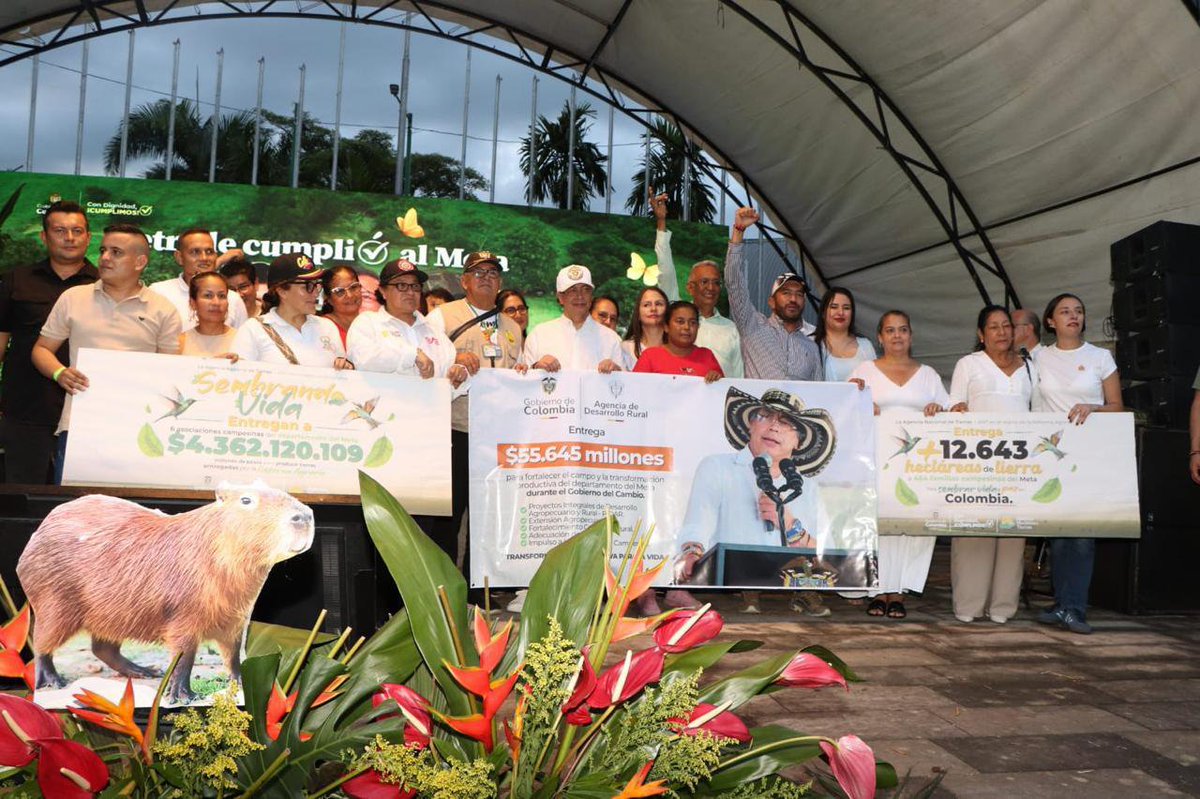 AgenciaTierras's tweet photo. Hoy, 464 familias campesinas y víctimas de la violencia del Meta recibieron más de 12.643 hectáreas de tierras, que por años estuvieron en manos de la ilegalidad y el narcotráfico, y ahora vuelven a cumplir su función social de producir alimentos para la vida. 👩‍🌾👨‍🌾🌾 https://t.co/rXzlo4Cb1n