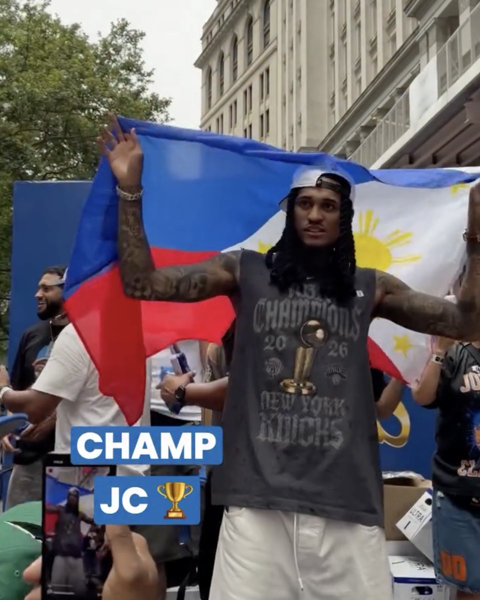 OneSportsPHL's tweet photo. 'YAN ANG PINOY 🗣️🇵🇭

Jordan Clarkson proudly represents the Philippines as he carries the flag during the New York Knicks' 2025-26 NBA championship parade!

#NBA

📸 New York Knicks https://t.co/VHZn7u6dX4