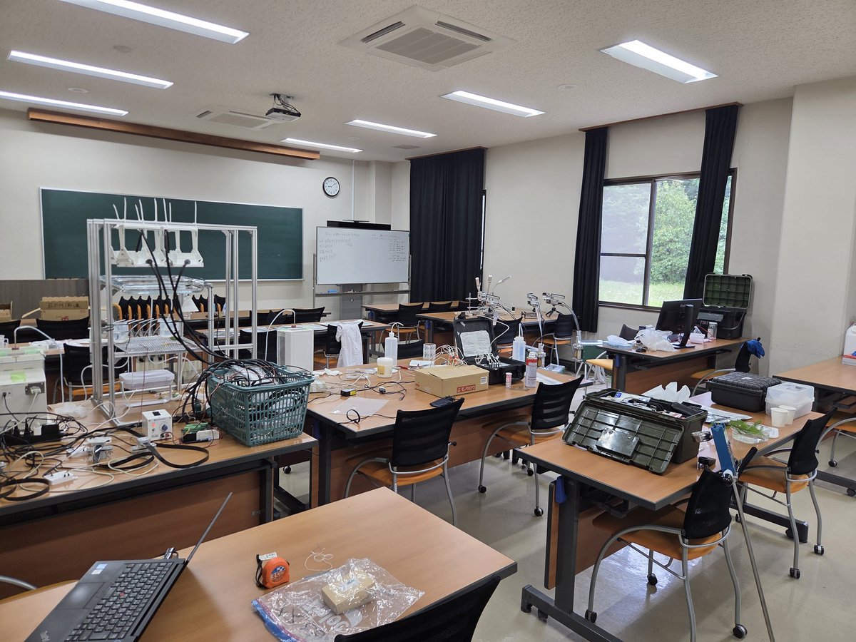 ryuiki_lab's tweet photo. 気象環境学研究室の皆様にお越し頂き、演習林内に植栽しているヌマスギの水分生理活性について計測して頂きました。どんな結果になるか楽しみ！ https://t.co/TfF3GRwLtj