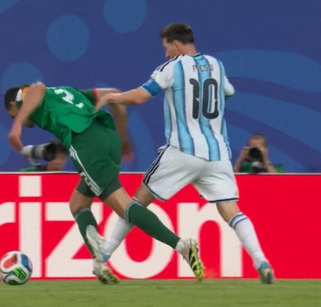 cantantearbitro's tweet photo. 🚨ATENCIÓN🚨
Entrada de Lionel Messi: “La regla es la regla, pero el fútbol no se juega en el papel.” 👀 😳 “Cuando los árbitros revisan estas jugadas, no solo se fijan en dónde se produce el contacto.” “También consideran la intensidad, la fuerza empleada y si la acción puso en peligro a un rival.” 🔥 “La gente ve una entrada y enseguida dice tarjeta roja o no.” “Pero las reglas del juego requieren un análisis más profundo.” “La diferencia entre una tarjeta amarilla y una roja a menudo radica en la intensidad de la fuerza.” “El contexto importa. La intención importa. La seguridad del rival importa.”
 ⚖️ “Por eso existe el VAR: para ayudar a los árbitros a evaluar cada detalle antes de tomar la decisión final.”

👉⚽🎶Tal como lo mencioné. TARJETA AMARILLA. #cantavar