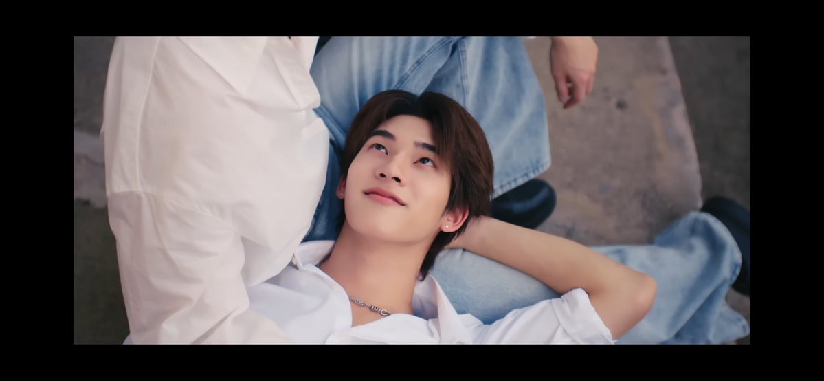 momayismeja's tweet photo. ดูกี่รอบก็ยังคิดว่าไอ้จ๋ายชอบปิ๊กก่อนอยู่ดี ยิ่งเพลงเพื่อนสนิทท่อน “คือฉันชอบเธอ ตั้งแต่วันแรกที่เจอ” มันแฟลชแบคไปตอนที่จ๋ายเดินไปขอปิ๊กนั่งด้วยอะ นี่ว่าจ๋ายชอบปิ๊กตั้งแต่วันแรกที่เจอจริง ๆ  เลยอยากทำความรู้จัก แต่ก็ยังไม่กล้าล้ำเส้นคำว่าเพื่อน เพราะกลัวว่าจะเสียปิ๊กไป ความเจ้าชู้ของจ๋ายน่าจะเกิดจากการอยากหาใครมาทำให้เลิกคิดกับปิ๊กเกินเพื่อน ที่คบใครได้ไม่นานก็น่าจะเป็นเพราะอีกฝ่ายมองออกว่าจริงๆในใจของจ๋ายมันรักแค่ปิ๊กอะ 

ชอบงานสายตาของตี๋ตี๋นะ มันสื่อว่า “ไม่ได้มีแค่มึง(ปิ๊ก) ที่ชอบกูอะ กูก็ชอบมึงเหมือนกัน

TEETEEPOR NEW JOURNEY 

#ตี๋ตี๋ป๋อไลน์อัพ2026
#สนิทแค่เพื่อนTheSeries