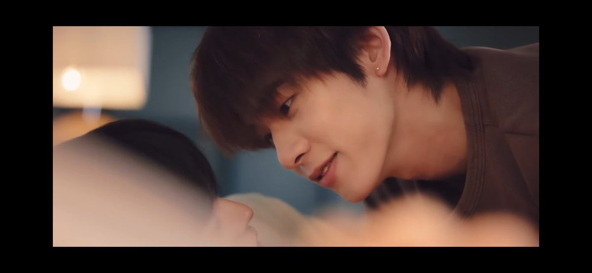momayismeja's tweet photo. ดูกี่รอบก็ยังคิดว่าไอ้จ๋ายชอบปิ๊กก่อนอยู่ดี ยิ่งเพลงเพื่อนสนิทท่อน “คือฉันชอบเธอ ตั้งแต่วันแรกที่เจอ” มันแฟลชแบคไปตอนที่จ๋ายเดินไปขอปิ๊กนั่งด้วยอะ นี่ว่าจ๋ายชอบปิ๊กตั้งแต่วันแรกที่เจอจริง ๆ  เลยอยากทำความรู้จัก แต่ก็ยังไม่กล้าล้ำเส้นคำว่าเพื่อน เพราะกลัวว่าจะเสียปิ๊กไป ความเจ้าชู้ของจ๋ายน่าจะเกิดจากการอยากหาใครมาทำให้เลิกคิดกับปิ๊กเกินเพื่อน ที่คบใครได้ไม่นานก็น่าจะเป็นเพราะอีกฝ่ายมองออกว่าจริงๆในใจของจ๋ายมันรักแค่ปิ๊กอะ 

ชอบงานสายตาของตี๋ตี๋นะ มันสื่อว่า “ไม่ได้มีแค่มึง(ปิ๊ก) ที่ชอบกูอะ กูก็ชอบมึงเหมือนกัน

TEETEEPOR NEW JOURNEY 

#ตี๋ตี๋ป๋อไลน์อัพ2026
#สนิทแค่เพื่อนTheSeries