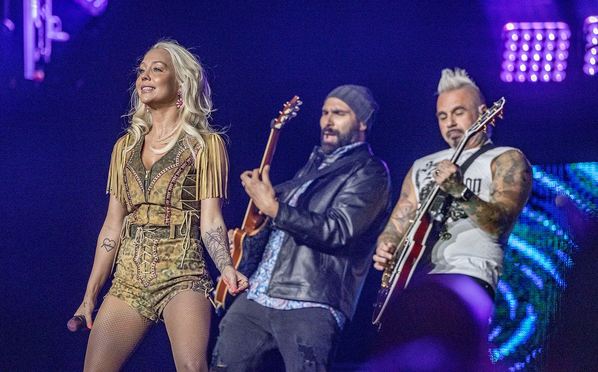 INTRUSTarena's tweet photo. He stood back and told the boys, "I'm 'bout to rock your world" 🎶 🫶 /// @KarleySCollins and @RaeLynn know how to kick off a show! https://t.co/xicbiW8HAe