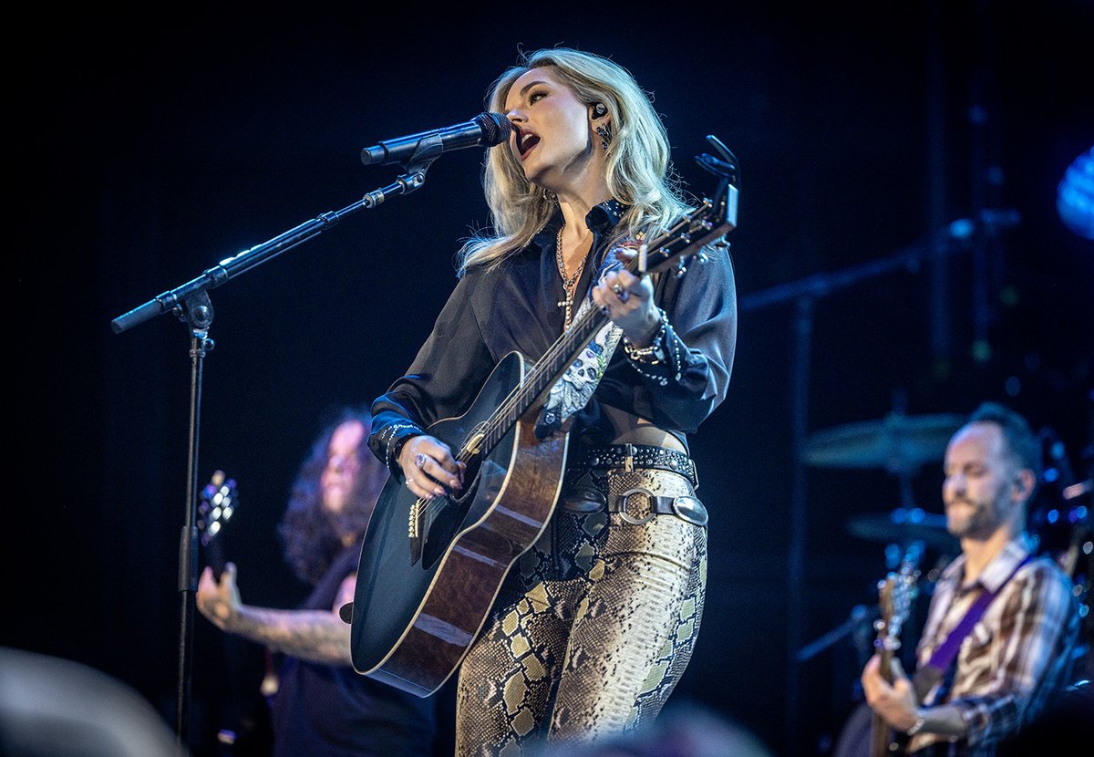 INTRUSTarena's tweet photo. He stood back and told the boys, "I'm 'bout to rock your world" 🎶 🫶 /// @KarleySCollins and @RaeLynn know how to kick off a show! https://t.co/xicbiW8HAe