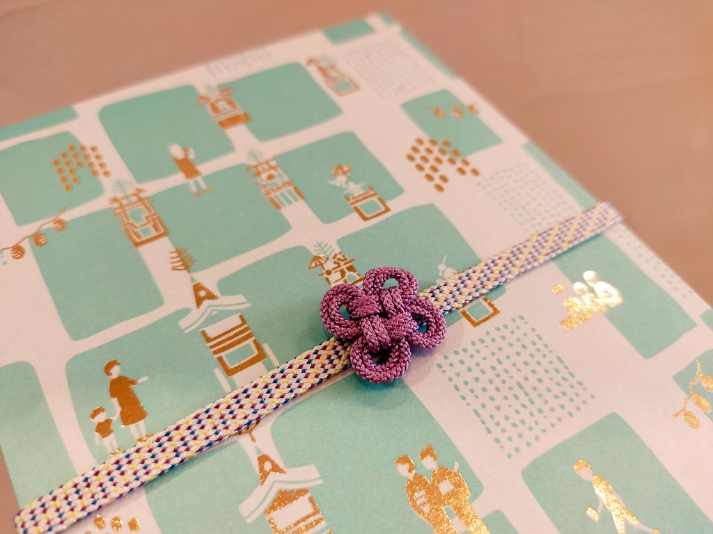 36kyoto's tweet photo. 乙女のご朱印帖〈後祭〉(緑)一四つ葉結び一 ¥2,420(税込)
宇治の「昇苑くみひも」がコラボした、くみひものご朱印帖バンドのセット。
「乙女のご朱印帖〈後祭〉」は、後祭の宵山の様子を表現したもの。後祭の山鉾10基のイラストがちりばめられているほか、背景の柄は京都の地図になっています。 https://t.co/LaaCnkNooZ