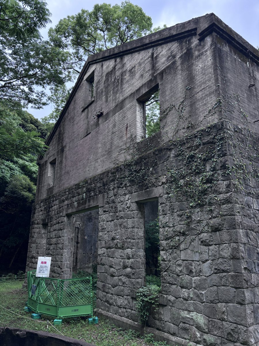 wasuretagano's tweet photo. 自然に侵食された戦争遺構は美しい https://t.co/pYQdapiDvw