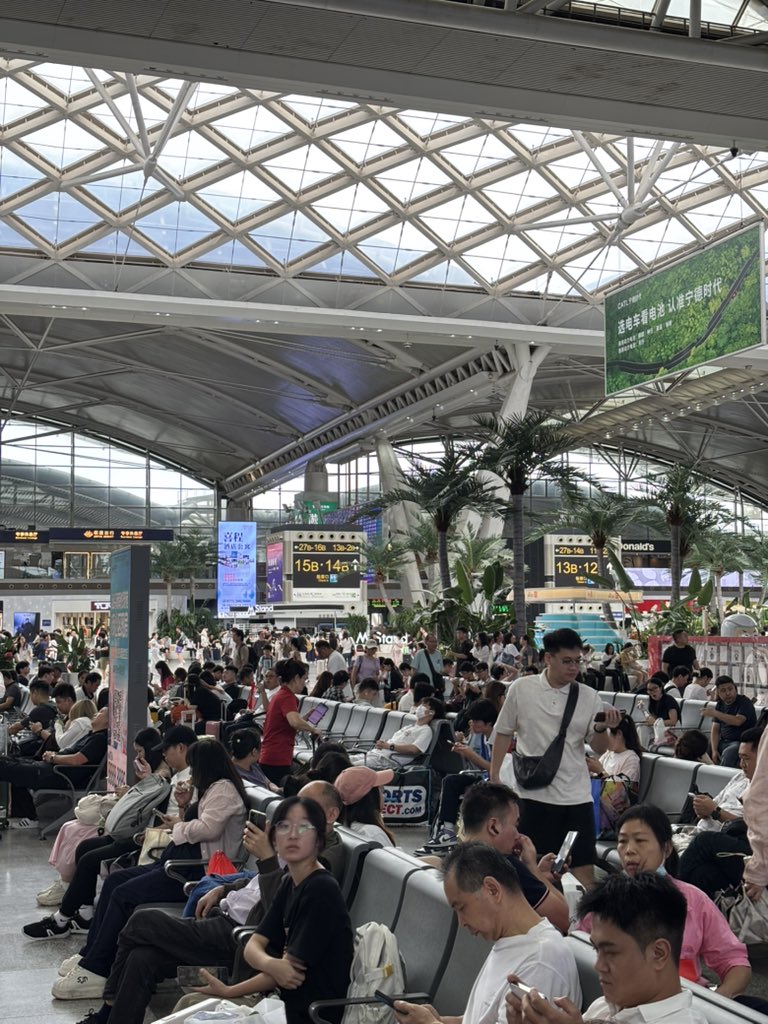 _2Cheeseburger's tweet photo. 广州南站空气比深圳北好太多，冷气很足 https://t.co/Qnhg9jbE4h