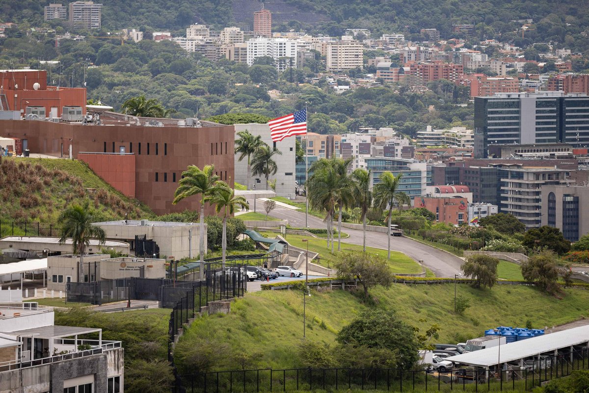 NotiExpressColo's tweet photo. Embajada de EEUU respaldó diálogo político sobre una transición democrática en Venezuela

La Embajada de Estados Unidos en Venezuela respaldó este jueves 18 de junio las conversaciones iniciadas entre la presidenta de la Asamblea Nacional electa en 2015, Dinorah Figuera, y el presidente de la AN chavista, Jorge Rodríguez, al replicar en sus redes sociales el comunicado emitido por el Departamento de Estado sobre el encuentro celebrado en Caracas.

A través de su cuenta en X, la representación diplomática estadounidense difundió el mensaje oficial de Washington, en el que se valora el inicio de contactos entre representantes de la Asamblea de 2015 y las autoridades del régimen venezolano.

En el pronunciamiento compartido por la embajada, la administración estadounidense destacó el propósito de las conversaciones iniciadas entre ambas partes. “Los Estados Unidos acoge con beneplácito la reunión de hoy entre Jorge Rodríguez, como presidente de la Asamblea Nacional (AN) de 2026 y representante del Gobierno Interino venezolano, y la presidenta de la Asamblea Nacional venezolana de 2015, Dinorah Figuera, para discutir una agenda que servirá como hoja de ruta para un diálogo político sobre una transición democrática”.

La publicación se produjo horas después de que Figuera y Rodríguez sostuvieran una reunión en el Palacio Federal Legislativo, donde acordaron la instalación de una mesa técnica y política para desarrollar una agenda de trabajo conjunta.

El respaldo expresado por la embajada se suma a la posición fijada por el Departamento de Estado, que manifestó su apoyo a la continuidad de las conversaciones y a la incorporación de otros actores políticos dentro del proceso.