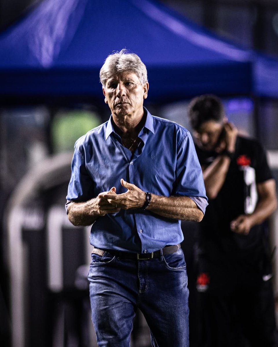 NewsAlmirantee's tweet photo. Renato Gaúcho decidiu deixar o comando técnico do Vasco pois não receberia os reforços que foram prometidos.

🗞️: @JoelSilva90 
📸: Matheus Lima | Vasco https://t.co/g2RFOBbEUr