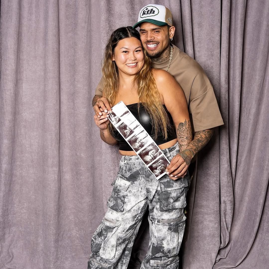 Skores9q's tweet photo. wait she brought her baby scan to the M&amp;G??? 😭 https://t.co/HQJiTi3f3r