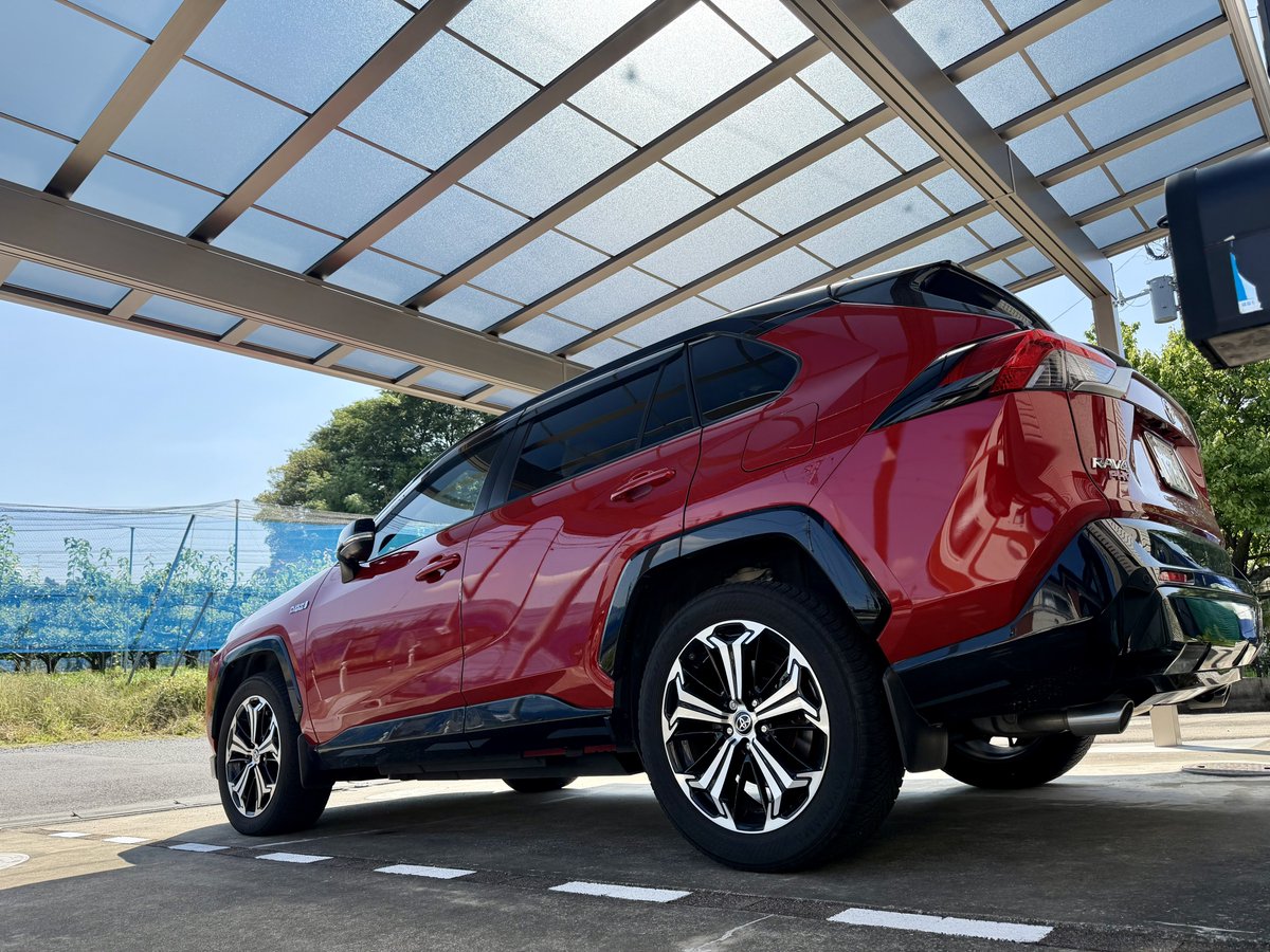 hachako_2026's tweet photo. ラブちゃんのお家(カーポート)が冬眠中💤に建ったお〜
|ω•)チラッ
#rav4phv #カーポート https://t.co/t4dnpaKA6I