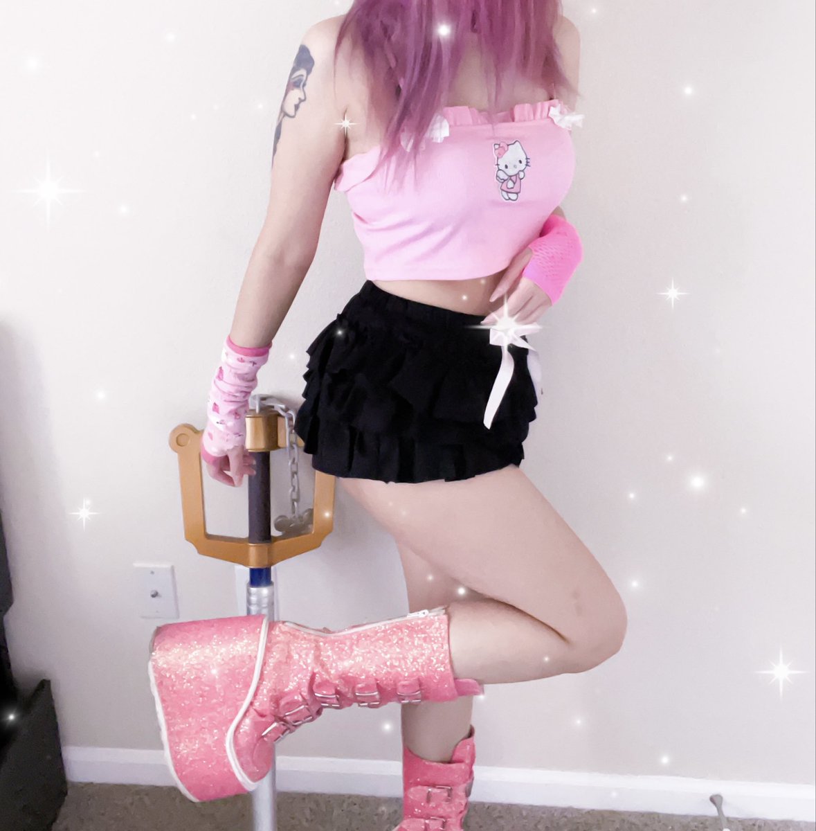 bvnnyfangs's tweet photo. Do you guys like me in pink yes or no 🖤🩷 https://t.co/3Pcm8KVXcx