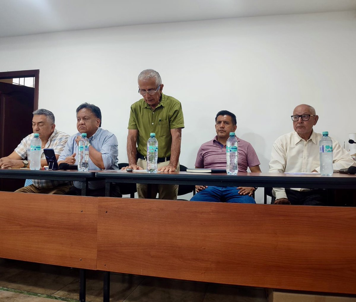 EcuadorCorte's tweet photo. ✅ Amado Morales, directivo de #CORTE, y Carlos Laz, Secretario General del Sindicato de Trabajadores de @CNEL_EP Santo Domingo, participaron en una asamblea con trabajadores activos y jubilados para abordar la defensa de los derechos laborales y de los jubilados. 👩🏻‍🏭👨‍🏭🇪🇨 https://t.co/oZTTUzKWOI