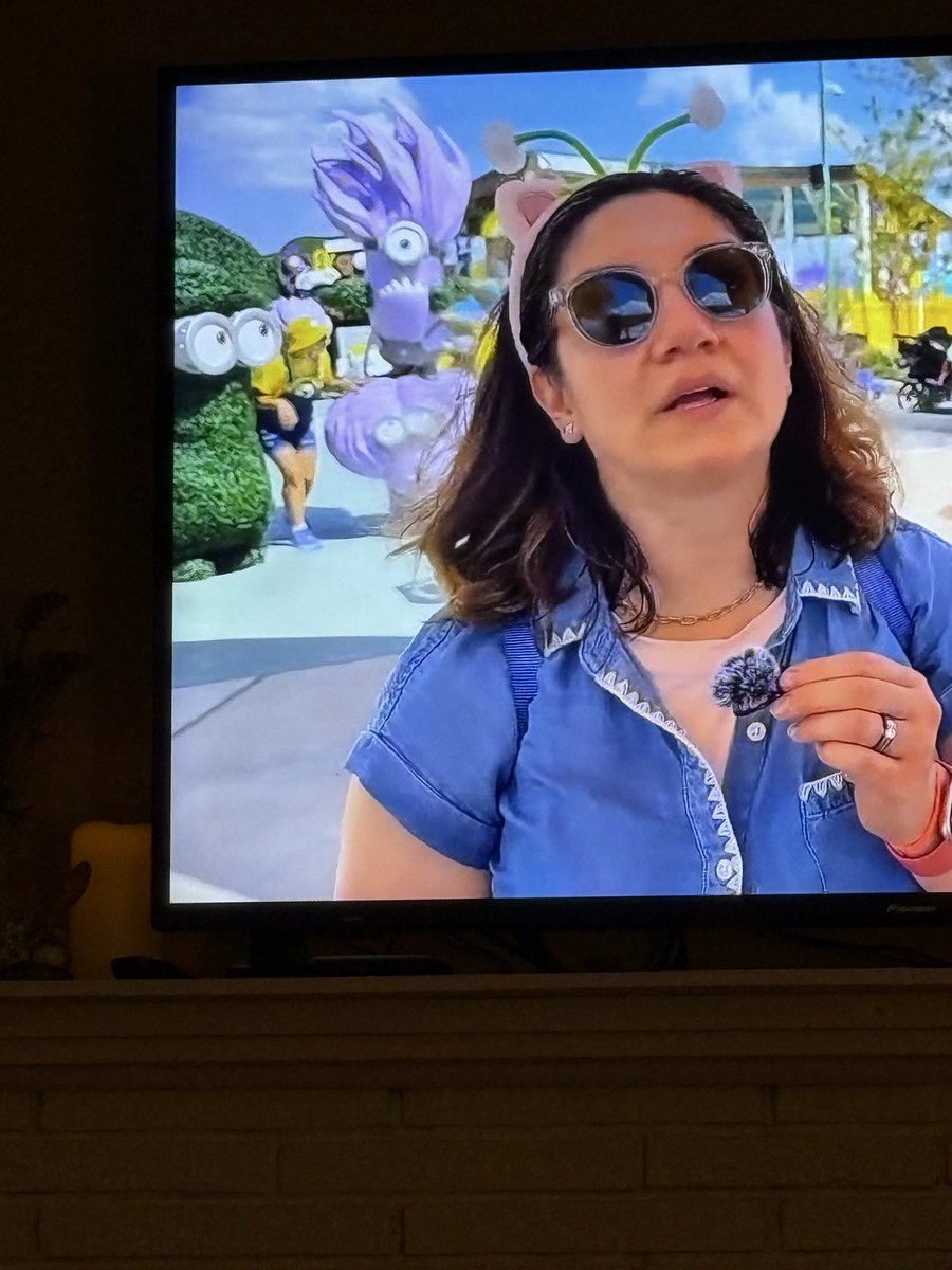 Zac0lantern's tweet photo. Waiting for @superenthused to post her @universalkidstx video, and we spotted her in the background! https://t.co/cmSxhLozuB
