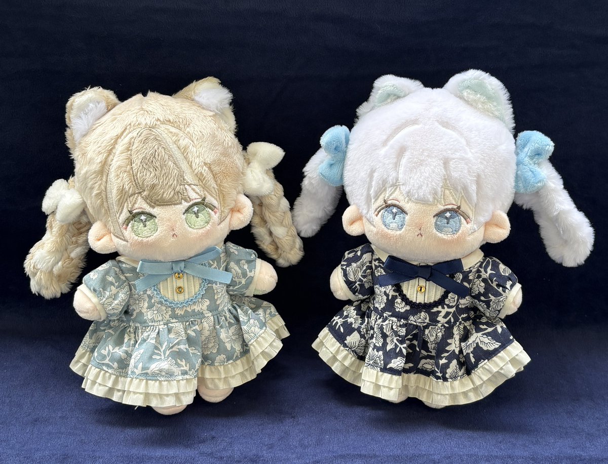 Ngz_itsu00's tweet photo. 【15cmぬい向けワンピース】
胸元はピンタックと金ボタンで飾り付け、細いブレードで囲みました
襟のリボンは取り外しが可能です🎀
身頃部分は裏地付き

オリエンタルな花柄にシルバーのラメストライプが入った上品な生地を使用しています

color → サックス・ネイビー
¥7,000-

#ぬいCosフリマ02 https://t.co/Rr0tX0Pzwq