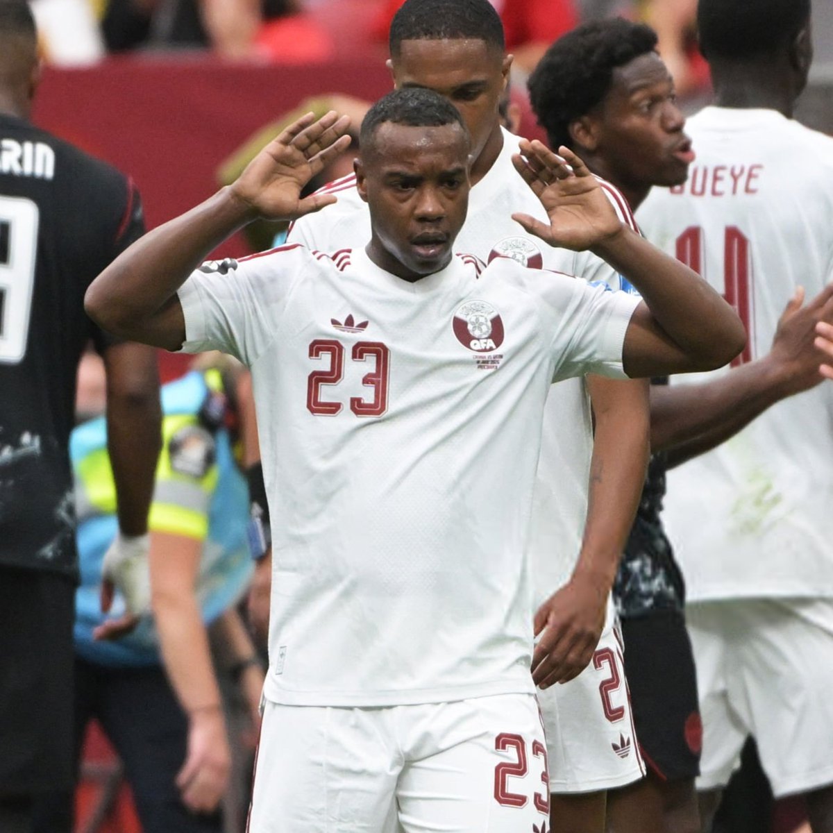 ActuFoot_'s tweet photo. 🚨 Assim Omer Madibo 🇶🇦 s'est rendu dans les vestiaires du Canada pour présenter ses excuses après avoir gravement blessé Ismaël Koné 🇨🇦. 🙏

🗞️ @FabrizioRomano https://t.co/aEuw6KDSZE