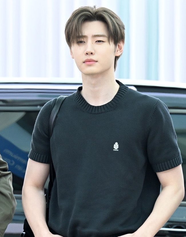 hoonstwrs's tweet photo. eu ainda to sem acreditar que o sunghoon realmente tirou o preto depois de anos e foi pro castanho claro https://t.co/QJaMHELPpz