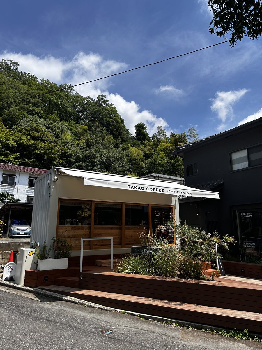 cyza18's tweet photo. 高尾山1号路の入り口にあるギンリョウソウ
見つけるとゾワゾワする

それにしても今日は空気が重かった
汗だくになりながら登るのも気持ち良し

ココヘリ跡地にTAKAO COFFEEキタ🥰 https://t.co/19zACt9Lzo