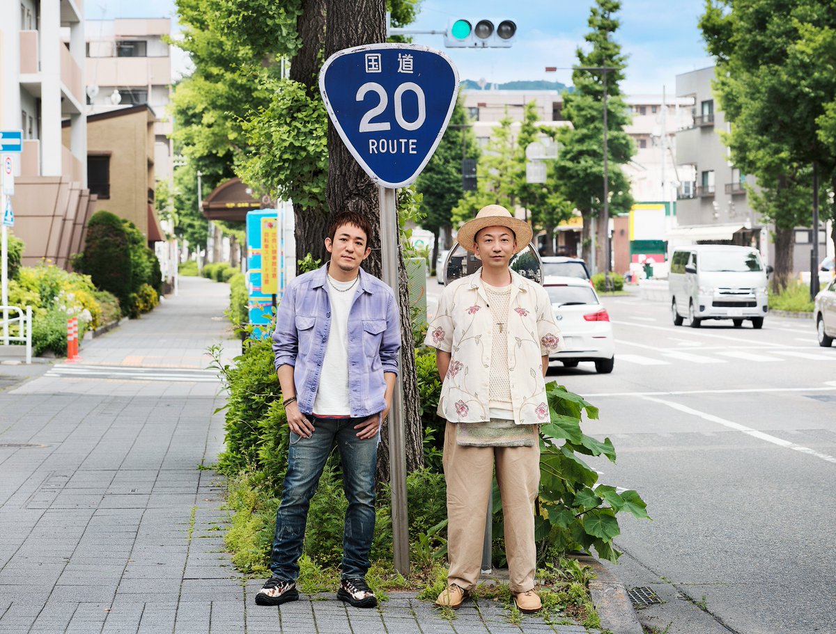 FMBCREWofficial's tweet photo. /／
📣 新アーティスト写真公開！！
\＼

New Single「夏子」のリリースに伴い新しいアーティスト写真を公開✨️✨️

デビュー20周年のアーティスト写真はファンモンの地元・八王子を走る「国道20号線」で撮影📸

是非チェックしてみてください💁‍♂️
#ファンモン #夏子
#ファンキー加藤 #モン吉 https://t.co/COCGkTuMvb