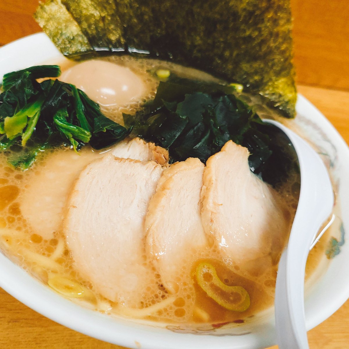 nobumeshi's tweet photo. たかさご家本店@日ノ出町さま
チャーシュー麺 並
味玉
わかめ

濃厚スープが体に染み渡る😎
固めにした麺との相性抜群◎
チャーシューの見た目がちょっと変わったかな？
相変わらず旨々😍
本日も完食です😎

#たかさご家
#家系ラーメン
#横浜グルメ
#日ノ出町
#ラーメン食べたい https://t.co/3xmYVHqk4B