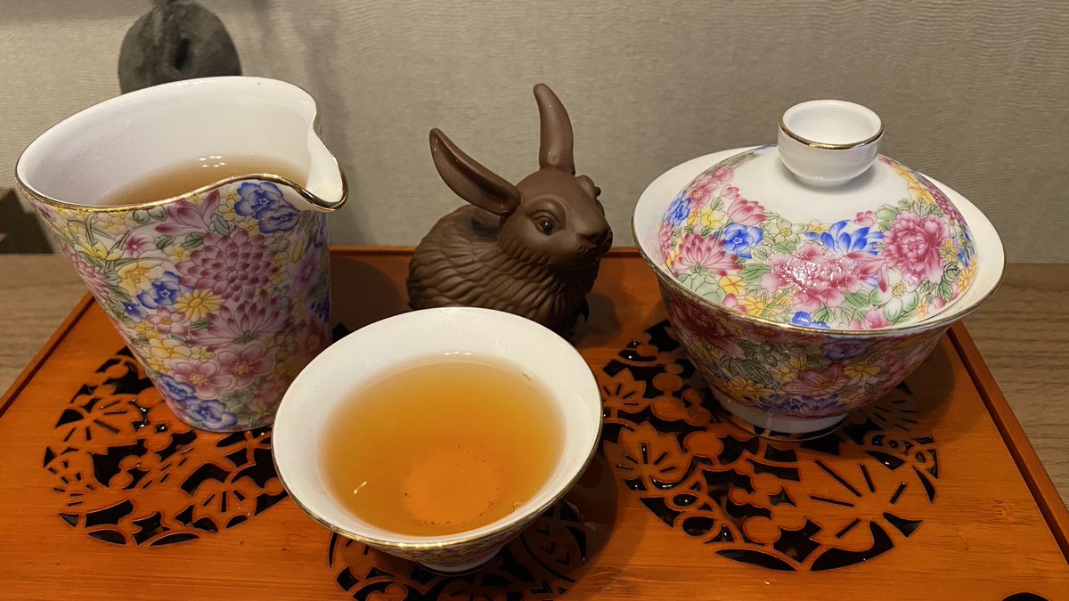 project_tea_ma's tweet photo. 本日のお茶は「大紅袍」。烏龍茶(岩茶)です。

所謂岩茶らしい、香ばしい焙煎の香りがします。
味は香ばしさもありますが、まろやかな甘みを感じるのでとても面白いです。
醤油のお団子🍡を食べてるみたいな…不思議ですね☺️ https://t.co/NduVAz1Jl2