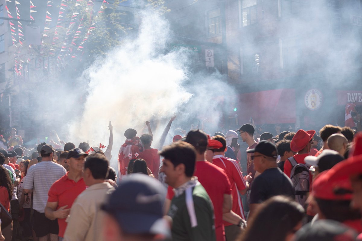 hidepooh888's tweet photo. カナダがカタールに6対0で勝ったあとのGranville Street⚽️カナダデーみたいになってる。  #FIFAWorldCup #Canada #Vancouver #GranvilleStreet https://t.co/yQDfWyhg8I